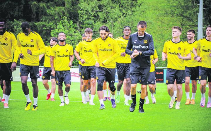 Einlaufen auf dem Sportplatz in Saanen ist angesagt. FOTOS: BSC YOUNG BOYS