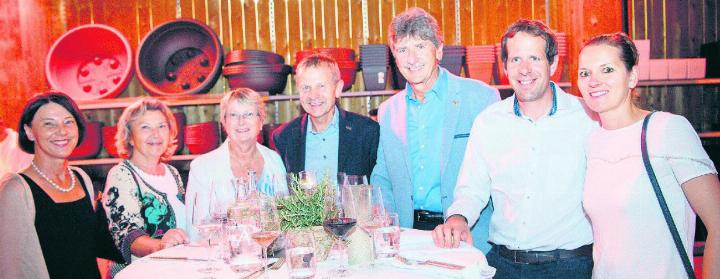 (Von links) Barbara Gilgen Linder, Marianna Lehmann, Präsidentin Volkswirtschaft Berner Oberland, Lotti Schär, Nationalrat Erich von Siebenthal, Grossrat Hans Schär, Matthias In-Albon, Geschäftsführer Bergbahnen Destination Gstaad, mit Frau Rebecca.