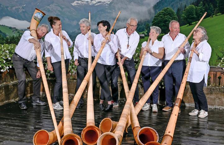 Alphorngruppe-Gstaad (von links): Stefan Karnusian (Präsident), Julia Reichenbach, Philippe Chevalier (Dirigent), Petra Schläppi, Ruedi König, Esther Bütschi, Arnold Reuteler und Käthi Ludi. Es fehlt Pamela Fernqvist. FOTO: ZVG