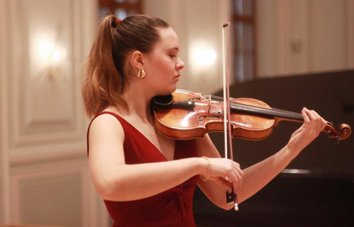 Anna Naomi Schultsz, die Gewinnerin des Publikumspreises 2022 der «Jeunes Etoiles» des Gstaad Menuhin Festival. FOTO: RAPHAEL FAUX