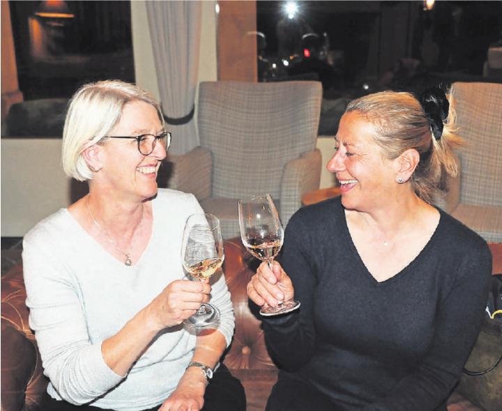 Carole Ziörjen (links) und Ulrike Spitzer halten der Volkshochschule Obersimmental-Saanenland seit 15 Jahren die Kursleitertreue. FOTO: JENNY STERCHI
