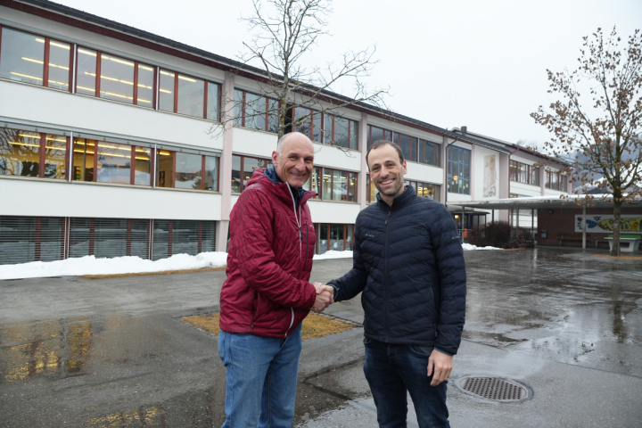Philippe Marmet (links), Gemeinderat und Präsident der Bildungskommission und Michel Zysset, kommender Hauptschulleiter, vor dem Oberstufenzentrum Ebnit in Gstaad. (Foto: Jonathan Schopfer)