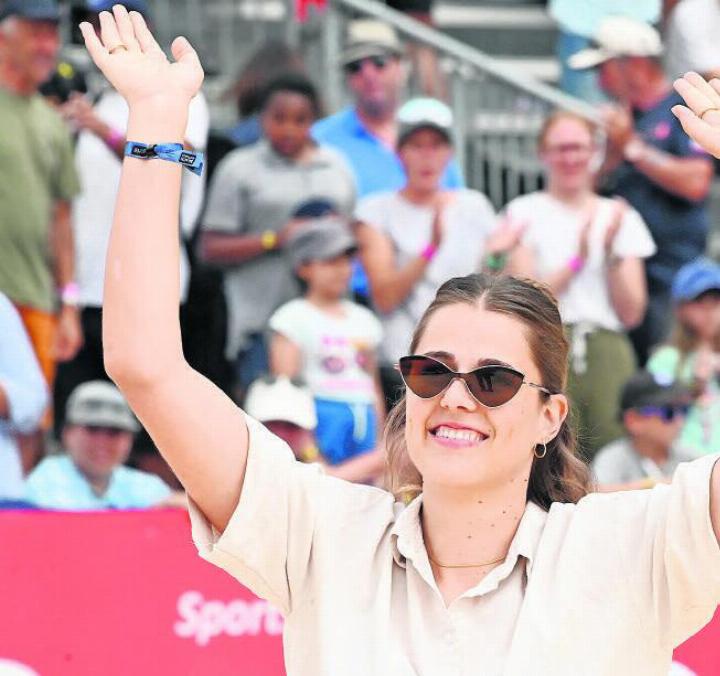 Esmeé Böbner wurde am Finalsonntag vom voll besetzten Gstaadion in den «Ruhestand» verabschiedet. FOTOS: JENNY STERCHI