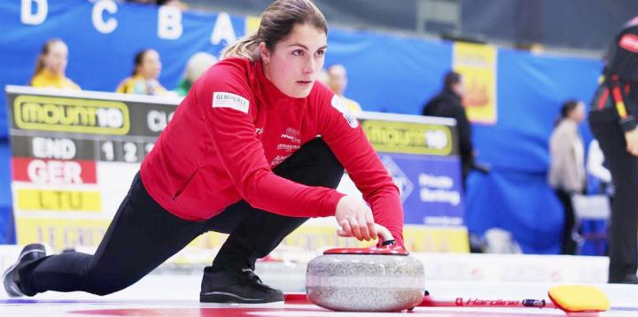 Celine Schwizgebel bei der Steinabgabe. FOTO: ZVG