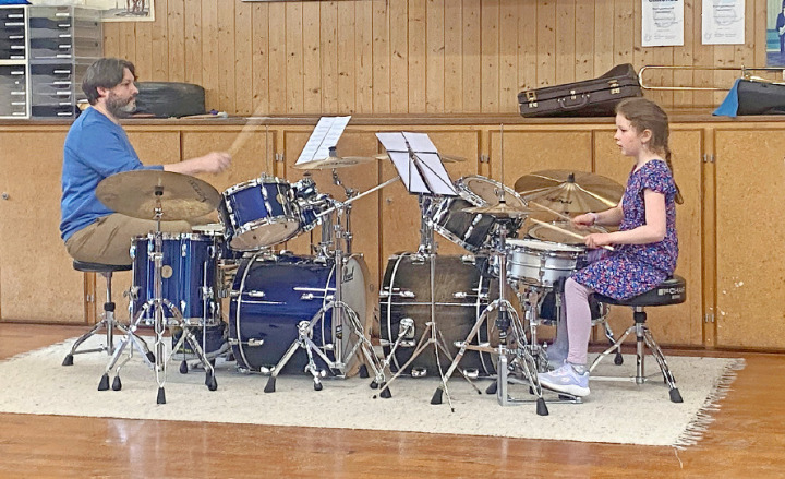 Im Duett mit der Lehrkraft am Schülerkonzert – ein besonderer Moment.    FOTO: MSSO