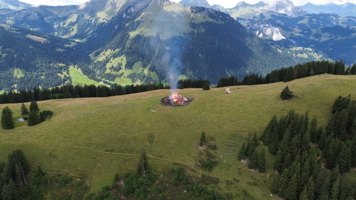 Die Alphütte am Längenbodeweg ist vollkommen abgebrannt. Foto: David Klauser