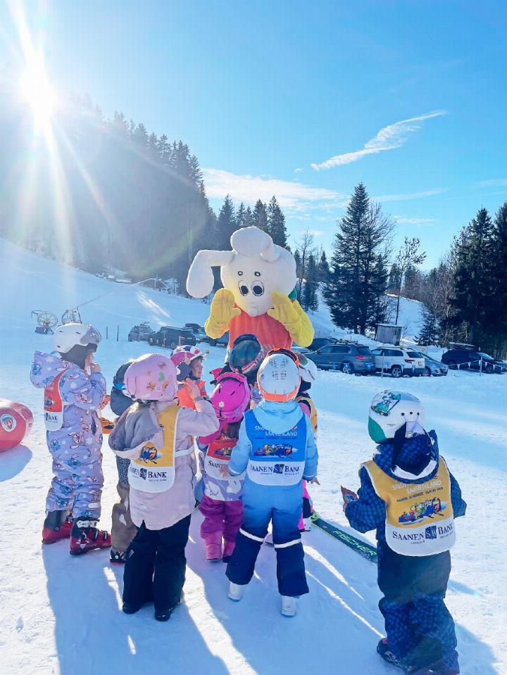 Der Snowli hat eine magische Anziehungskraft.
FOTOS: ZVG