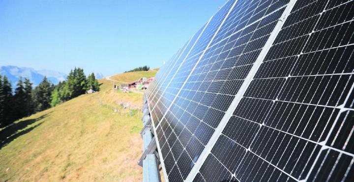 Auf dem Hornberg steht zurzeit ein Prototyp für das Solaranlagengrossprojekt SolSarine. FOTO: SOLSARINE