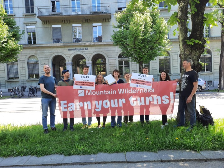 Aktivistinnen und Aktivisten der Alpenschutzorganisation Mountain Wilderness bei der Übergabe der Unterschriften. (Foto: zvg)