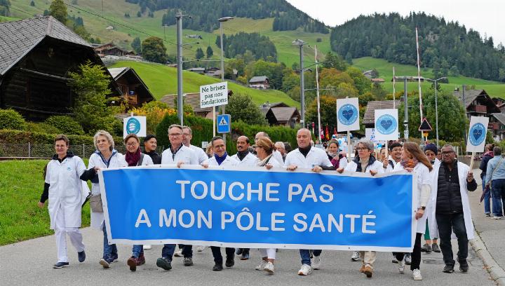 «Hände weg von meinem Pôle Santé, wir sind hier, um euch zu pflegen!», skandierten die Mitarbeitenden des Pôle Santé. FOTOS: SONJA WOLF