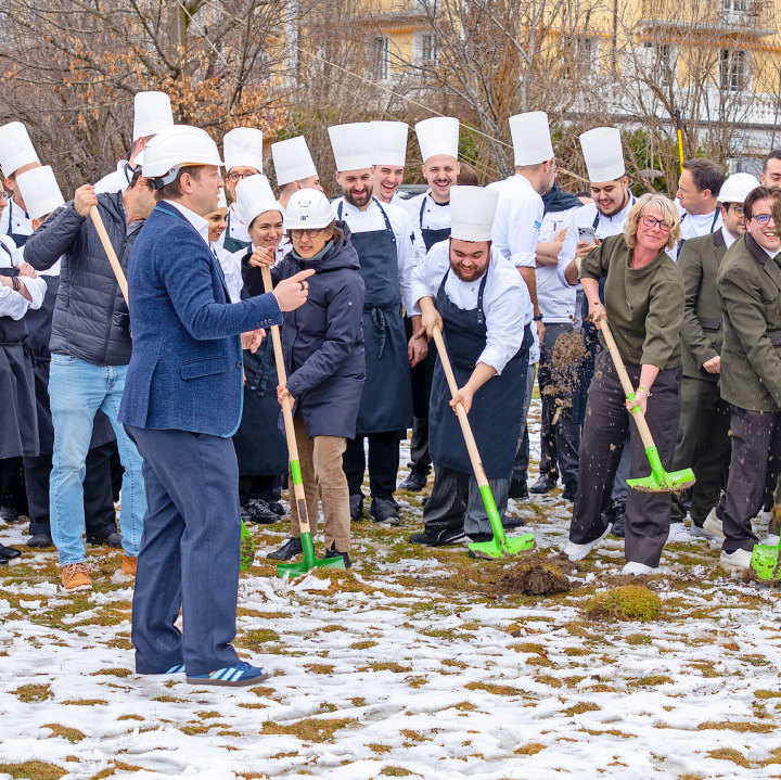 Beim Spatenstich griffen alle zur Schaufel – von der Architektin bis zum Koch.