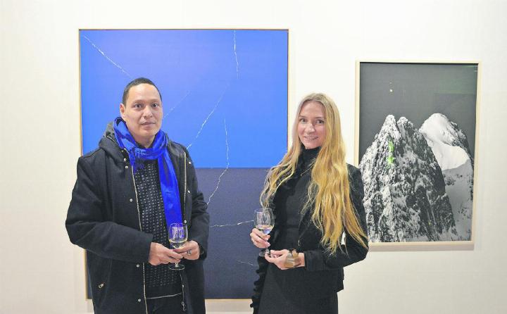Tashi Brauen und Anna Högl-Fatyanova vor einem Werk des Künstlers. Das Bild rechts zeigt die Gummfluh und ist von Anna-Lena Winterberg. FOTOS: NICOLAS GEISSBÜHLER