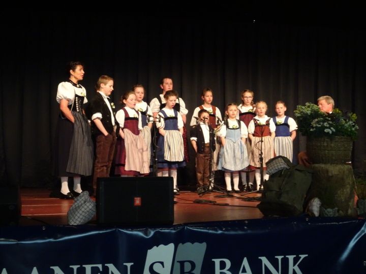 Das Kinderchörli Lauenen sang sich mit «E fröhliche Geissbueb» (Max Huggler) und «Mis Hüsli» (traditionell) in die Herzen der Zuhörenden. Leitung: Sabine Kunz, Begleitung Ueli Perreten. (Foto: AvS)