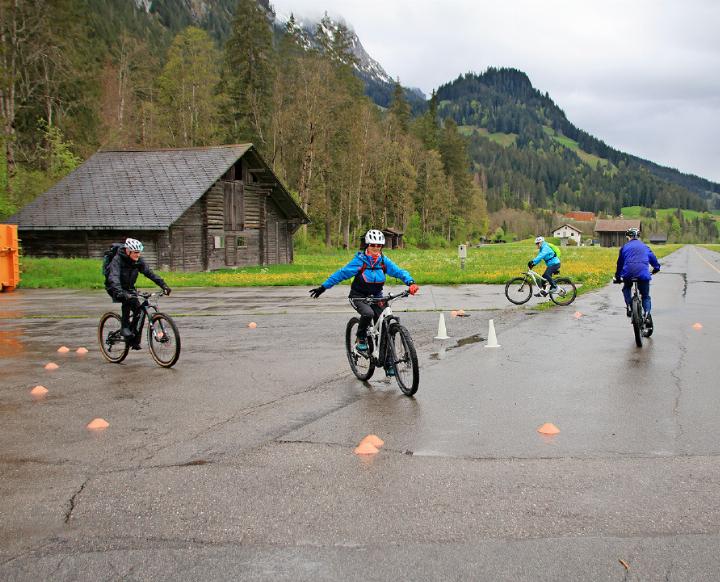 Das E-Bike im Griff dank dem E-Bike-Kurs für Senior:innen am Donnerstag, 15. Mai. FOTO: ARCHIV AVS/ERICH KÄSER