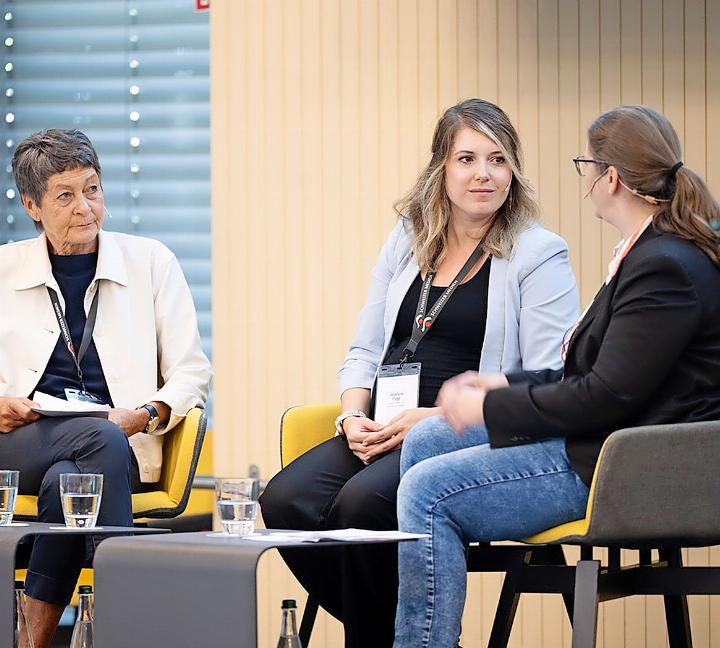 Flavia Rivola, Chefredaktorin der Surseer Woche AG (von rechts nach links), Jocelyne Page, Chefredaktorin des «Anzeigers von Saanen» und Sylvia Egli von Matt, ehemalige Direktorin des MAZ und Vizepräsidentin der Eidgenössischen Medienkommission, an der Podiumsdiskussion in Zürich. FOTO: GIAN KAUFMANN (PERSOENLICH | FOTO-SHOTS)