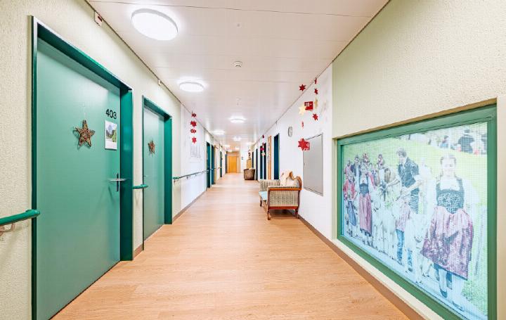 In beruhigenden Grüntönen gehalten: der geschützte Wohnbereich für Menschen mit Demenz der Alterswohnen STS AG. FOTO: ANDRÉ MAURER In beruhigenden Grüntönen gehalten: der geschützte Wohnbereich für Menschen mit Demenz der Alterswohnen STS AG. FOTO: ANDRÉ MAURER