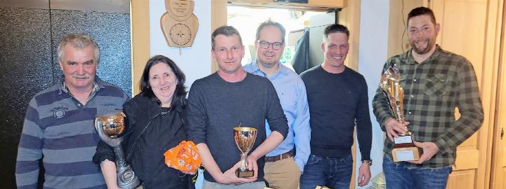 Die anwesenden Gewinner der Wanderpokale: v.l. Toni von Grünigen und Jacqueline von Grünigen (Ranglistenmitte), Thierry Haldi (1. Rang Jassen) sowie Michel Dieckmann, Patrick Ryter und Christian Schopfer (1. Rang Curling).  FOTO: ZVG
