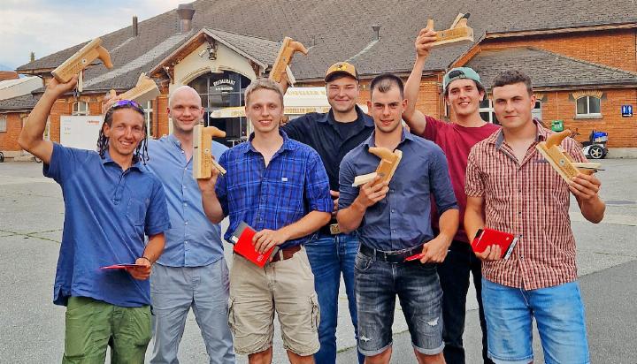 Freude bei den frisch gebackenen Zimmerleuten. Lukas Gempeler, Zimmermann EFZ bei Reichenbach Holzbau in Schönried (2.v.r.), erhielt eine Auszeichnung. FOTO: ZVG