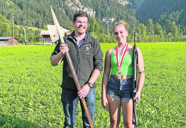 Hellebardengewinner Urs Oehrli und die beste Jungschützin Annabel Oehrli.