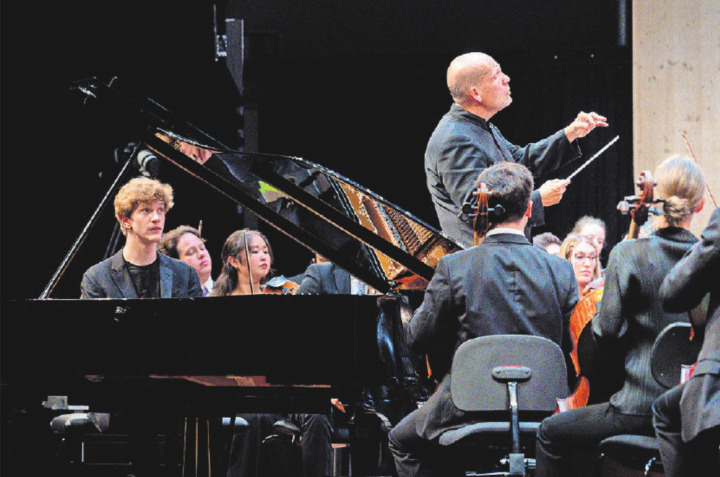 Bild rechts: Ausnahmetalent Jan Lisiecki und das Gstaad Festival Orchestra unter der Leitung von Jaap van Zweden. FOTO: RAPHAEL FAUX/GSTAAD-PHOTOGRAPHY.COM