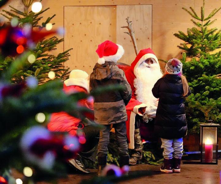 Der Samichlous hört den Kindern aufmerksam zu. FOTOS: JONATHAN SCHOPFER Der Samichlous hört den Kindern aufmerksam zu. FOTOS: JONATHAN SCHOPFER