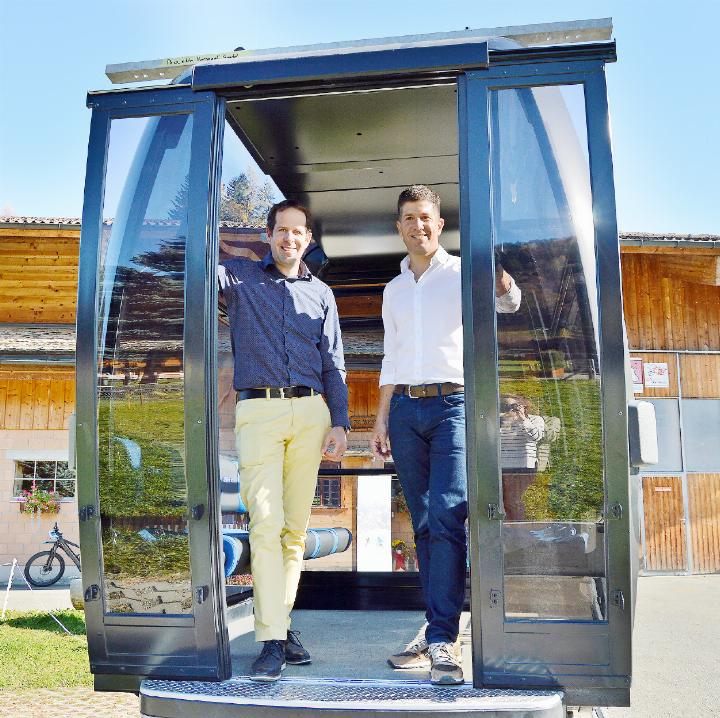 V.l. Mathias In-Albon, CEO Bergbahnen Destination Gstaad (BDG) AG und Flurin Riedi, CEO und Tourismusdirektor GST vor der neuen Gondelbahn des Generationenprojekts Gstaad . FOTO: ELISA OPPERMANN