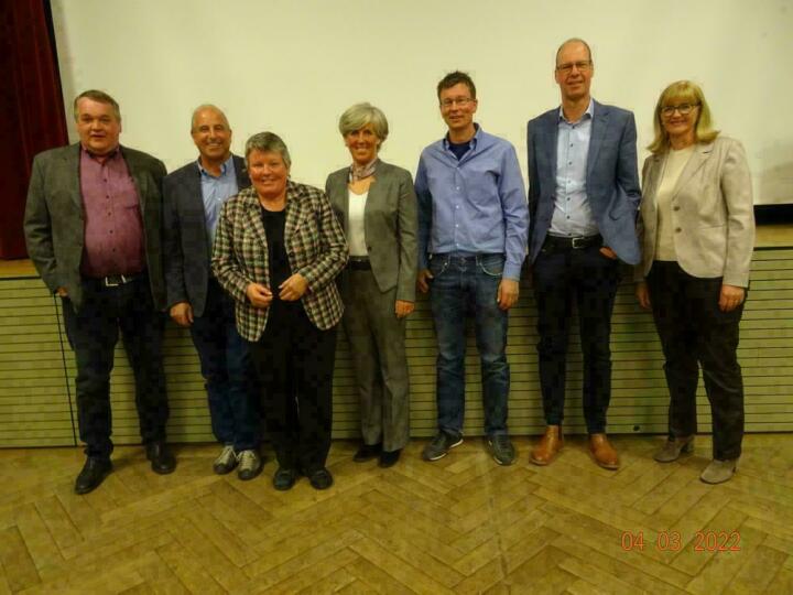 Die anwesenden Grossratskandidaten und -kandidatinnen bekamen ein Zeitfenster, sich und ihre politischen Schwerpunkte vorzustellen: v.l. Jakob Reichen, Albert Bach, Vreni Müllener, Ruth Oehrli, Jan von Siebenthal, Matthias Brunner und Anne Speiser. Es fehlen: Rolf Aegerter, Adrian Bieri, Christian Moor, Emanuel Raaflaub, Nicola Ummel, Michael von Grünigen, Reto von Siebenthal, Hans Walker und Kilian Wyssen. (Foto: zVg)
