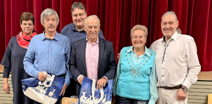 Bethli Küng mit Verlagsleitung und Protagonisten des Abends: v.l. Annette Weber-Hadorn, Beat Reuteler, Samuel Krähenbühl, Adolf Ogi, Bethli Küng und Christian Hadorn. FOTOS: TINA DOSOT