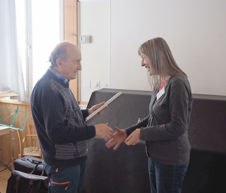 Ernst Zbären erhält von Katharina Thiele die Urkunde zur Ehrenmitgliedschaft überreicht. FOTOS: FABIAN KOPP