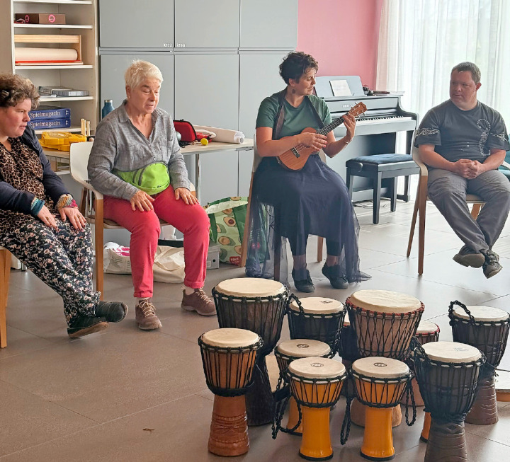 Mit Freude und ehrlicher Empathie nimmt Lana Zickgraf die Teilnehmenden mit auf die musikalische Reise. FOTOS: TINA DOSOT