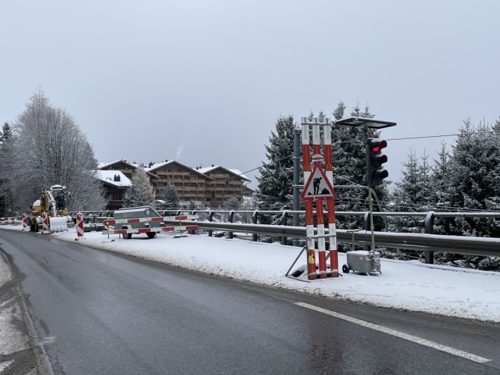 Auf der betroffenen Strassenstelle bei der Saanenmöserstrasse laufen die Arbeiten. Foto: Anita Moser
