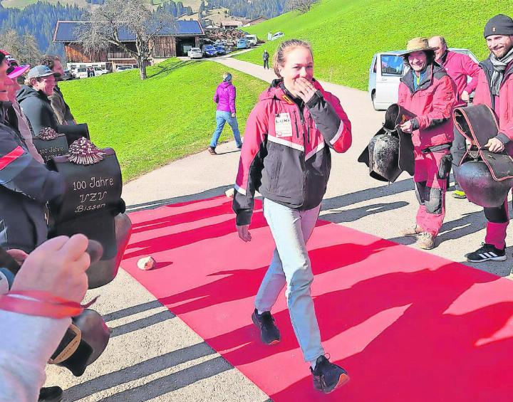 Ein bisschen fassungslos, aber sehr glücklich schritt Jugendschweizermeisterin Dania Allenbach daheim über den buchstäblich roten Teppich vorbei an den zahlreichen Jubelnden, die sie empfingen. FOTOS: ZVG