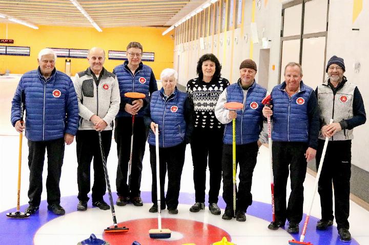 Die Veteranencurler:innen des CC Gstaad (links) und das Team Holland.