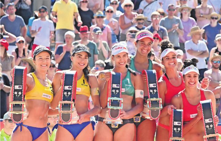 Kuhglocken erwischt: (v.l.) Die zweitplatzierten Brasilianerinnen Bàrbara/Carol freuen sich genauso wie die Siegerinnen Duda/Ana Patricia und die Drittplatzierten Mariafe/Clancy über ihre Gstaader Trophäen. FOTO: JENNY STERCHI