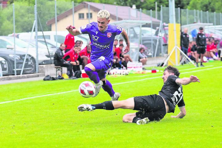 Die Spieler des FC Thun Berner Oberland zeigten sich beim Testspiel gegen FC Stade Lausanne-Ouchy kämpferisch. FOTO: MICHAEL SCHINNERLING