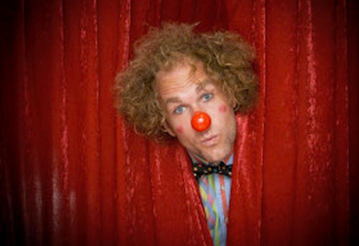 Clown Jeanloup sorgt am Herbstkonzert mit Witz und Überraschungen für heitere Momente. FOTO: ZVG