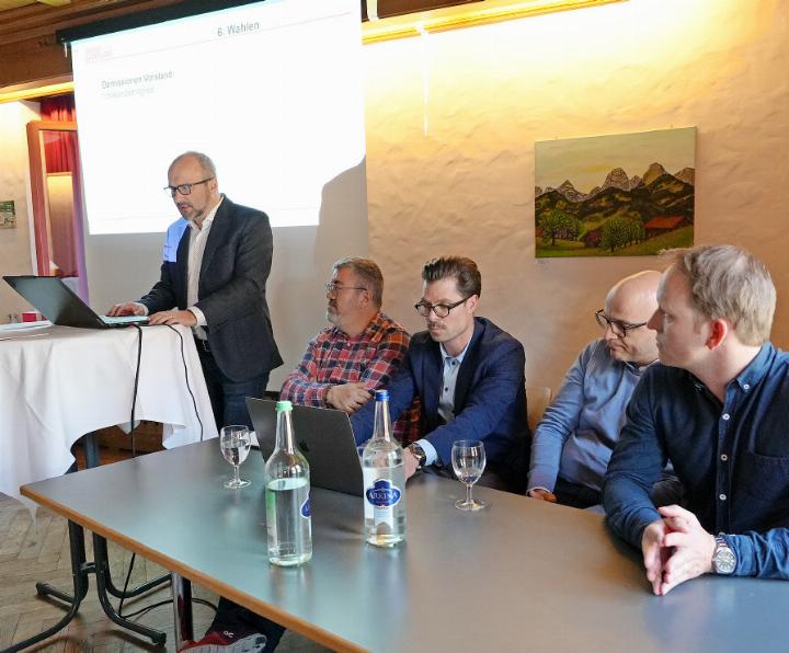Präsident Jonas Wanzenried führt durch die Traktanden der 100. Hauptversammlung des Gewerbevereins. FOTO: SONJA WOLF
