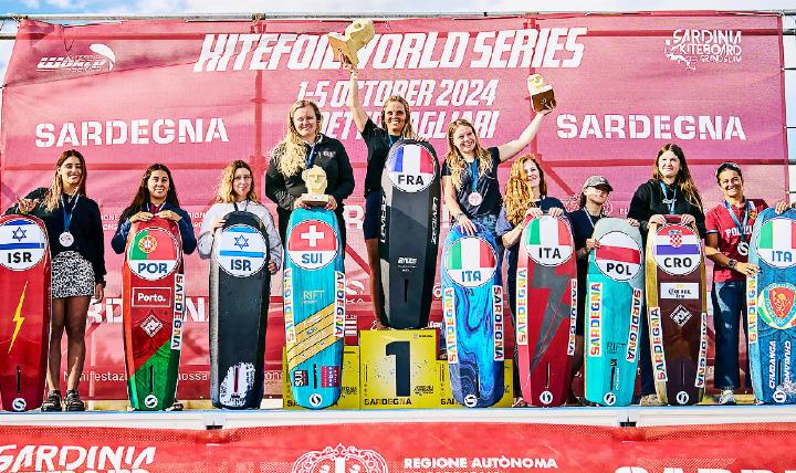 Der zweite Platz bei den KiteFoil World Series in Sardinien/ Italien hat Elena Lengwiler auch den zweiten Platz in der Gesamtwertung eingebracht und somit ist sie nun Vize-Weltmeisterin 2024 in der KiteFoil-Damenklasse. FOTO: IKA MEDIA/ ROBERT HAJDUK