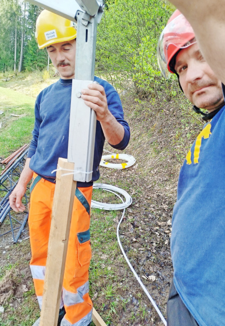 René Walker (links), Bau, undKlaus Müllener, verantwortlich für die Bands, aus dem OK arbeiten am Aufbau des Zeltes.