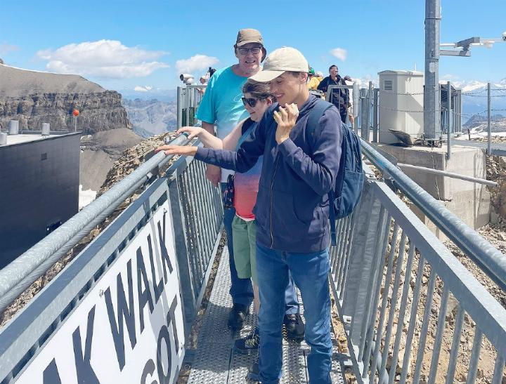 Grosse Freude auf dem Glacier 3000. FOTO: ZVG
