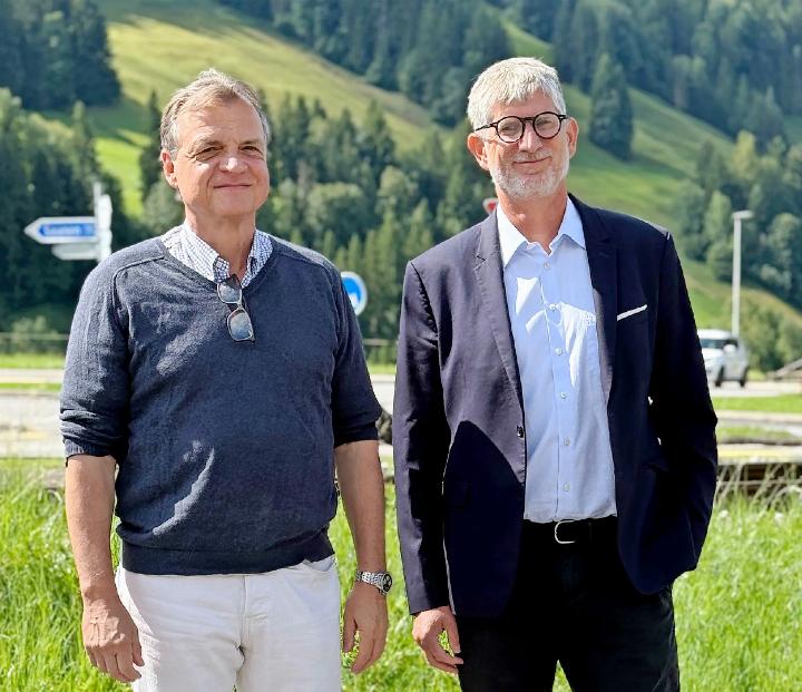 Cyrille de Kostine (links) und Louis Martin berichten im Immo-Talk über die Veränderungen im lokalen Immobilienmarkt seit der Annahme des Zweitwohnungsgesetzes. FOTO: JEANETTE WICHMANN