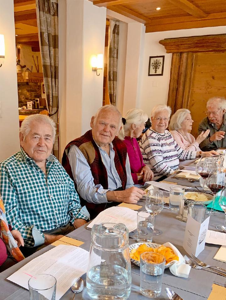 Gemütliche Tafelrunde: Bernhard Mösching, Gottlieb von Siebenthal, Helga Räss-Gerdes, Bethli Haldi-Matti, Yolanda Cabrer-Kübli, Willy Loosli. FOTOS: RUTH LOOSLI