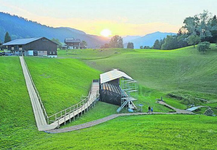 Die Tribüne für das Freilichttheater ist aufgebaut und bereit, das Publikum aufzunehmen. FOTO: ZVG