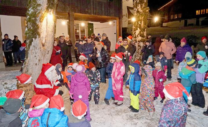 Der Samichlous in Gsteig, umgeben von neugierigen Kindern. FOTO: ZVG