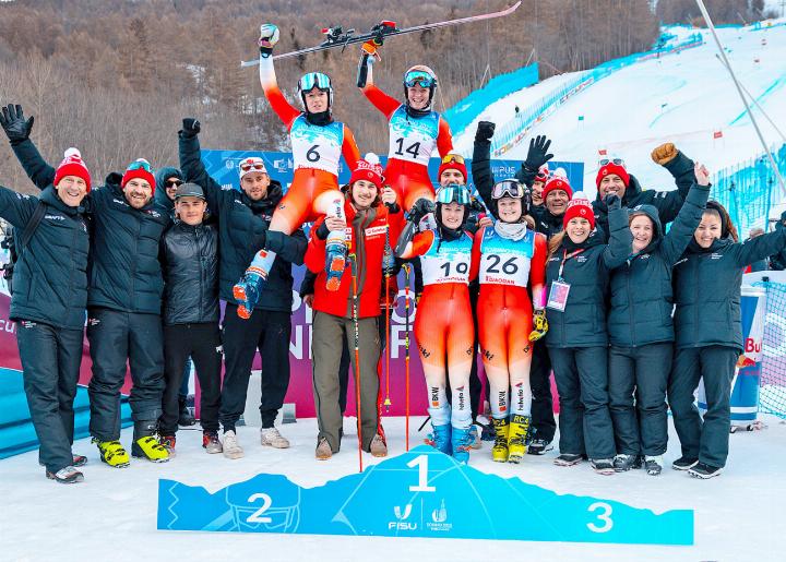 Sue Piller (rechts, Startnummer 14) und Delphine Darbellay auf den Schultern ihrer Schweizer Kollegen. Nach Pillers Erfolg erhielt sie von allen herzerwärmende Gratulationen (Foto rund). FOTOS: SWISS UNIVERSITY SPORTS/FISU