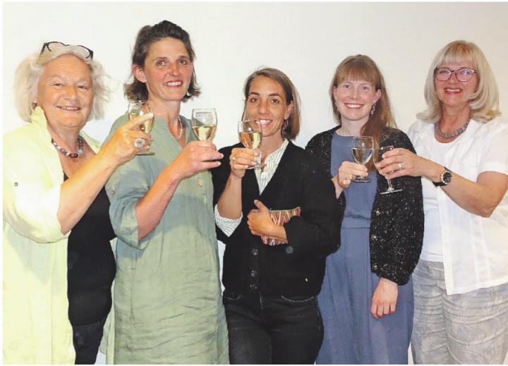 Gemeinsam stossen sie an: v.l. Marianne Haueter, Ursula Michel, Hannah Niederberger, Susanne Reber und Anne Speiser. FOTO: VRENI MÜLLENER