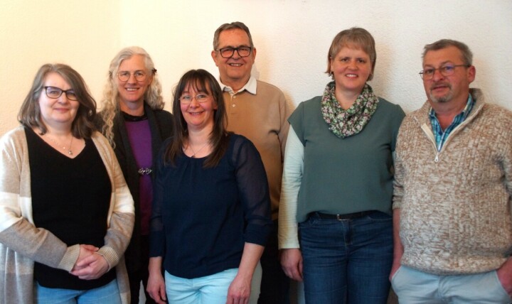 Die Gründerinnen und Gründer der Genossenschaft SanVetia Gesundheitsversorgung (von links): ­Marianne Herbst, Oberwil; Verena Theresia Gerber, Zweisimmen; Fränzi Kuhnen, St. Stephan; Erich ­Glauser Boltigen; Rosmarie Willener und Hans Willener, beide Zweisimmen. Nicht auf dem Foto: Sylvia Theis, Oey-Diemtigen Foto: zvg