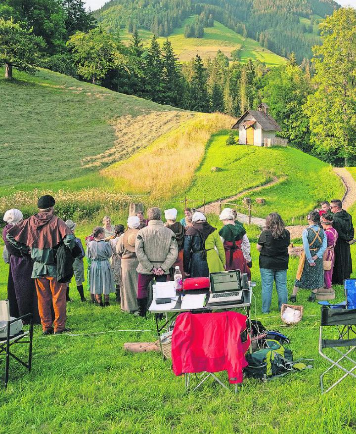 Das Team verfolgt konzentriert letzte Anweisungen der Regisseure.