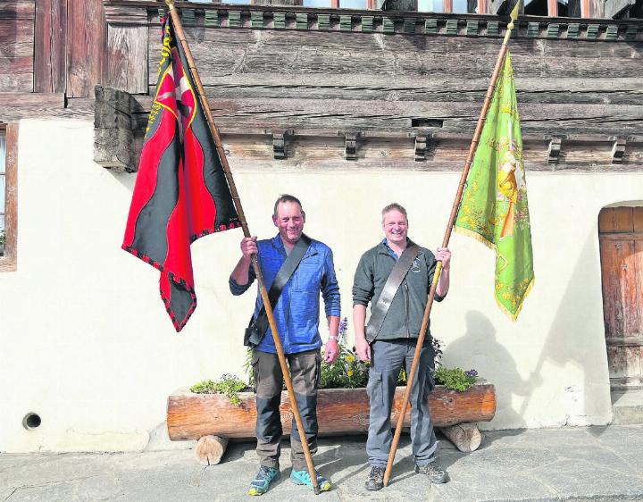 Die beiden Fahnenträger: Ueli Reichenbach, zweiter Rang, und Stefan Annen, erster Rang.