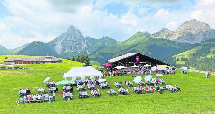 «Trotz drohender Regenwolken ein gemütlicher 1.-August-Brunch auf dem Eggli», schreibt unser Leser Kaspar Heer aus Saanen. FOTO: KASPAR HEER, SAANEN